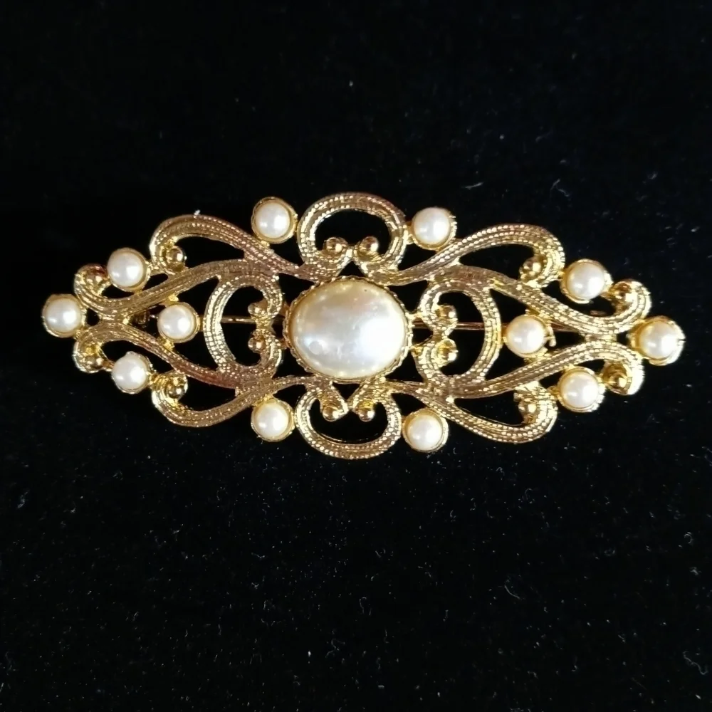 Brooch with white beads